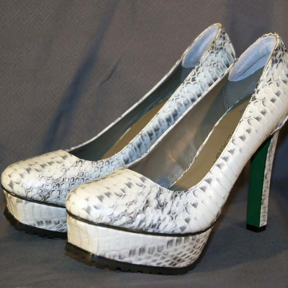 Lisa for Donald Pliner Snakeskin Pumps 9.5 - Picture 2 of 7